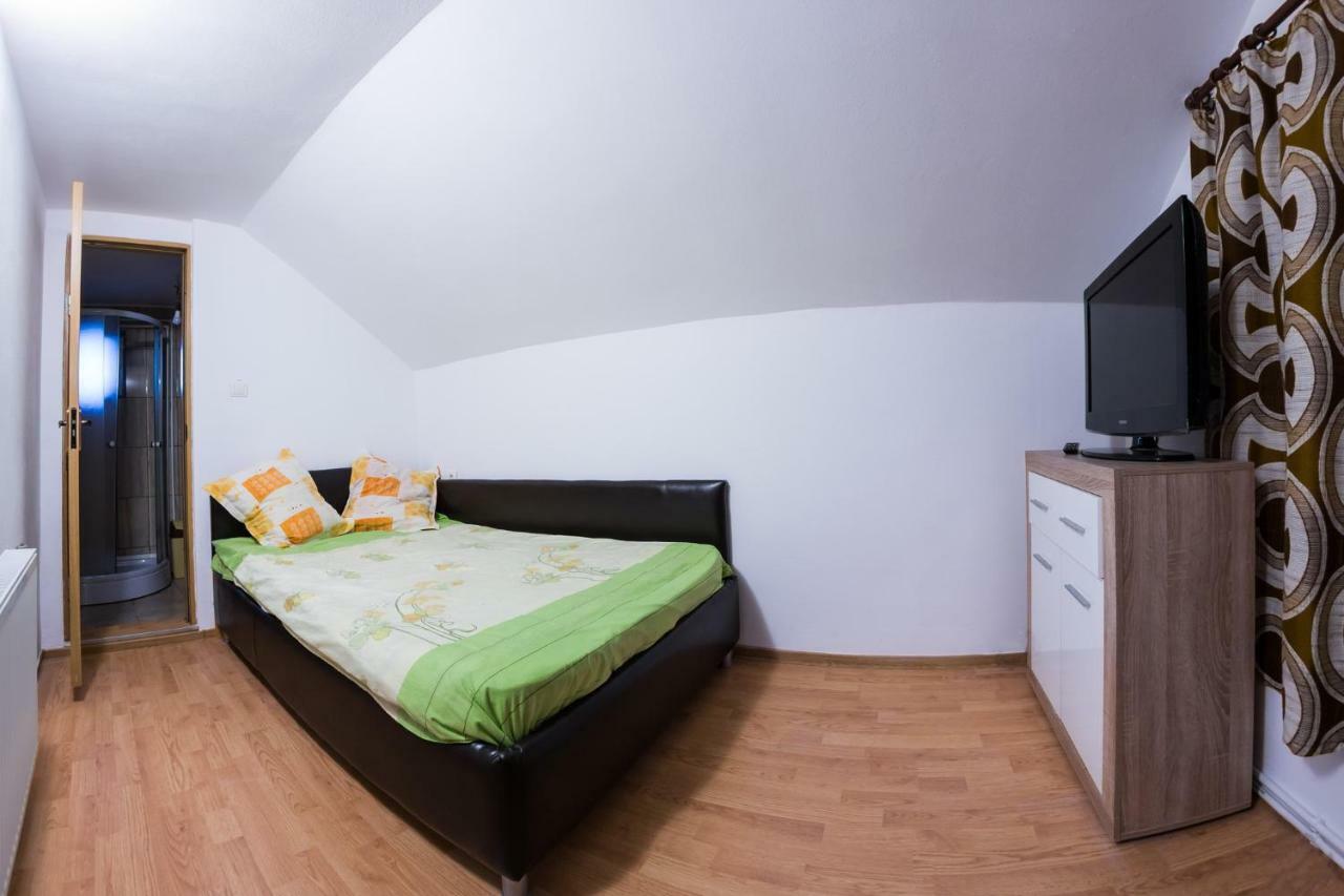 Casa De Vacanta Jeny Novaci-Straini Ngoại thất bức ảnh