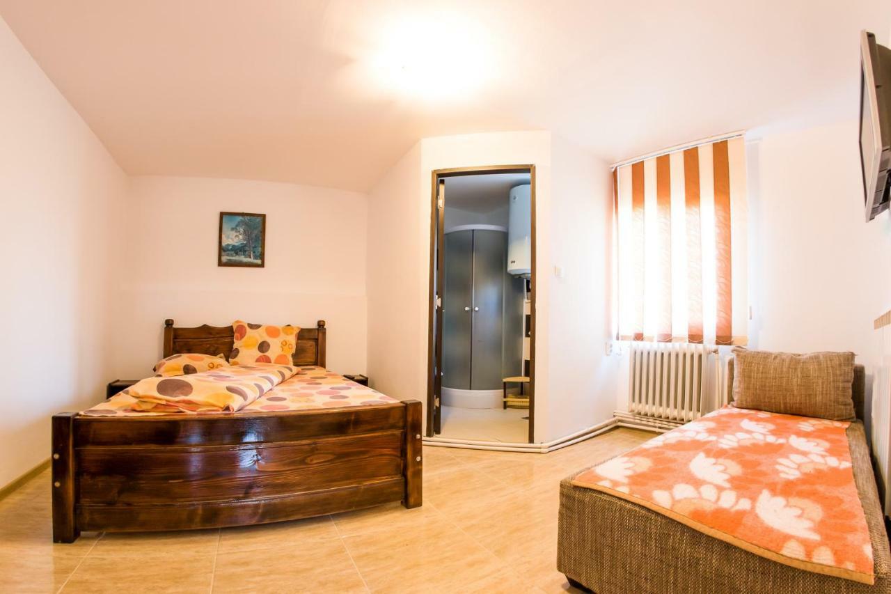 Casa De Vacanta Jeny Novaci-Straini Ngoại thất bức ảnh