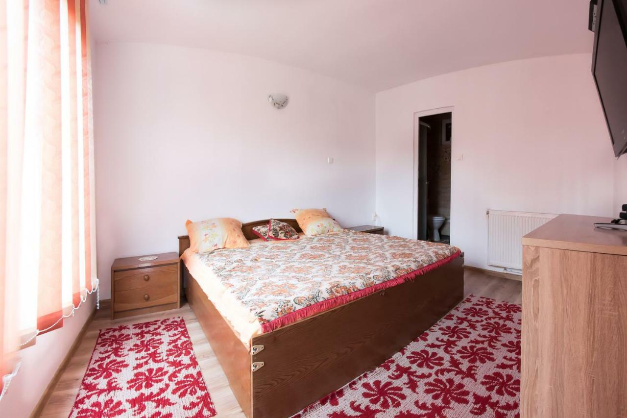 Casa De Vacanta Jeny Novaci-Straini Ngoại thất bức ảnh